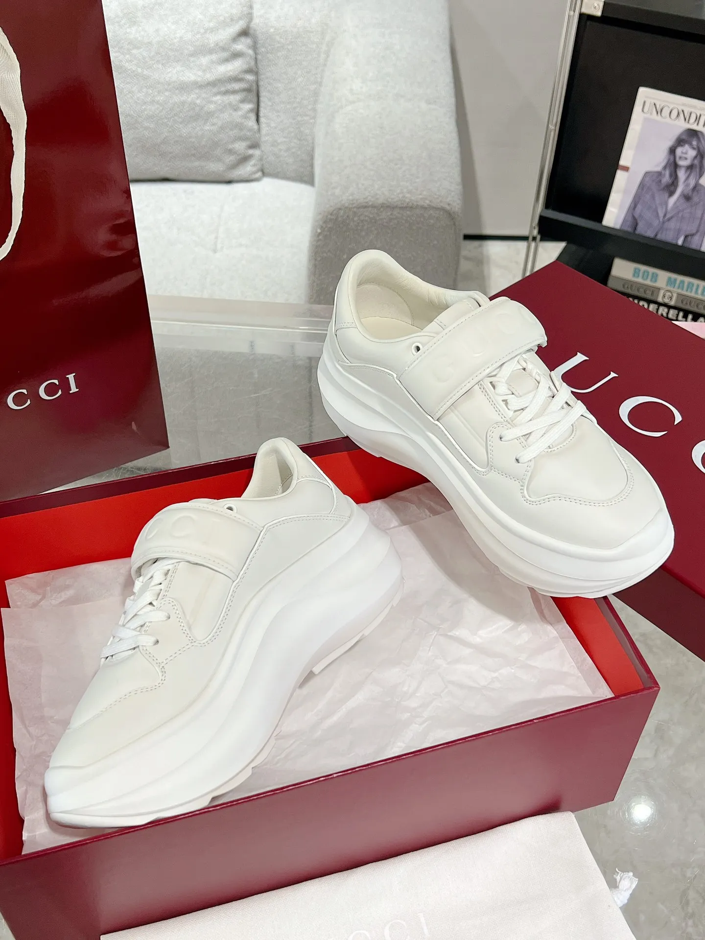 👟👟Ex-factory price 700👟👟 Gucci Wave women's wedge sneakers, wave shoes, Velcro dad shoes, original purchase, development and production. Creative director Sabato De Sarno presents new sneakers inspired by lightness and agility. This shoe has a sculptural thick sole shape and is made of lightweight ethylene vinyl acetate (EVA) material. It is comfortable and durable, and has a soft and waxy feel like stepping on waves. It is embellished with the Gucci handwritten logo and injects the brand's classic style. Original customized cowhide. Original customized soft sheepskin lining. Original molded Eva outsole. Bottom thickness: 5cm in front and 6.3cm in back. Size: 35-40#